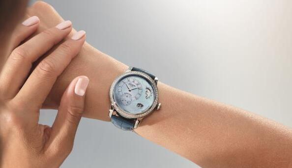 Online imitation watches are popular with blue color.