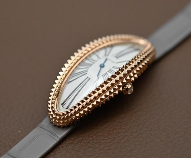 Cartier always amazes its watch fans with innovative models.
