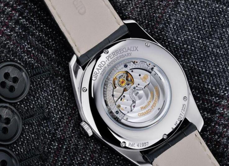 The exquisite movement could be viewed through the transparent caseback.