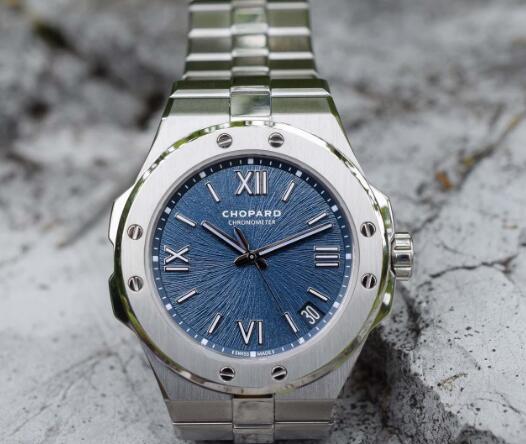 The blue dial adorned with sunry pattern is special and amazing.