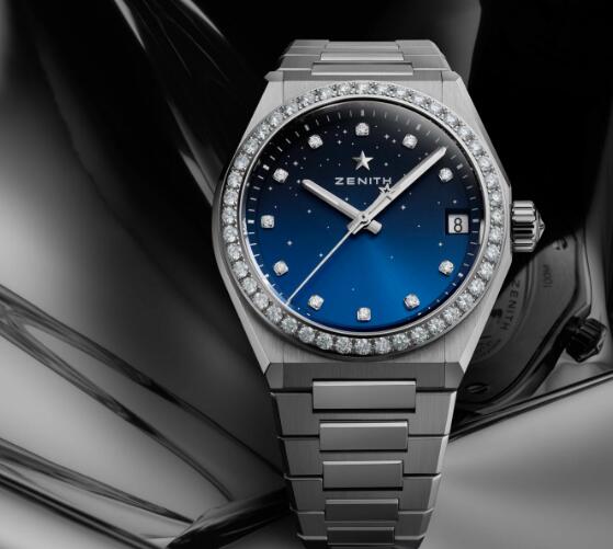 The dial presents a special visual effect of the midnight sky.