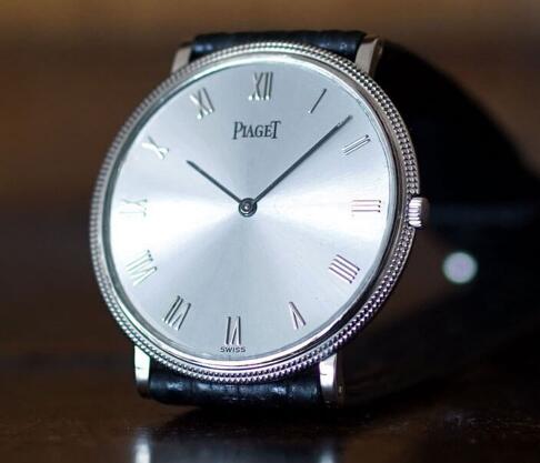 The blue hands are contrasted to the silver dial of the best copy Piaget.